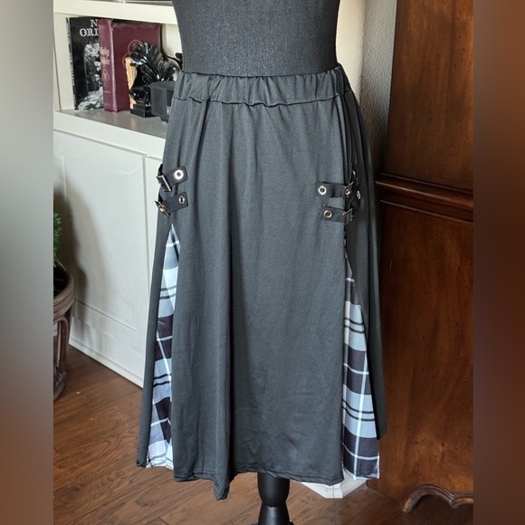 Black Pleated‎ Style Buckle Skirt - Picture 1 of 8